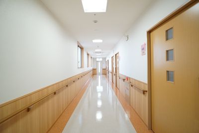 明るく清潔な廊下