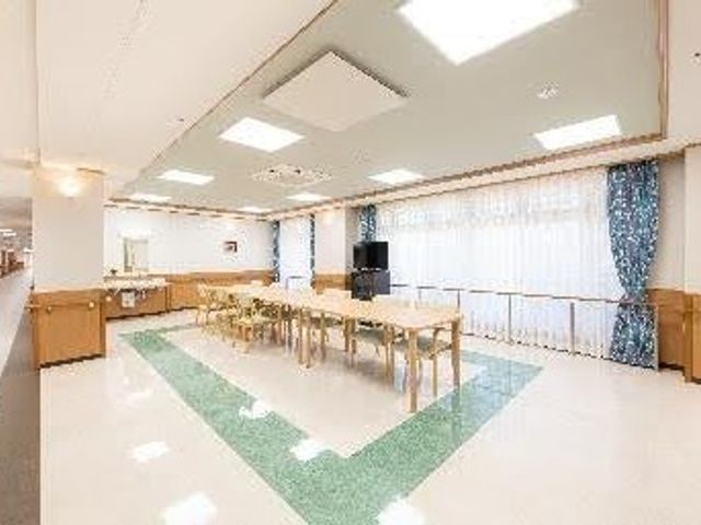 明るい食堂 食堂   大きな窓から自然光が入る、明るく開放的な食堂です。テーブル同士の間隔も広めで、動きやすい印象です。