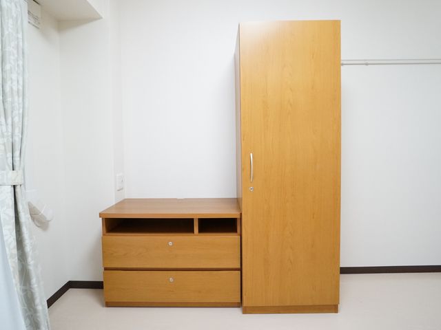 シンプルな居室の家具 居室 清潔感のある居室には、必要な荷物を収納可能な家具が備え付けられています。こちらで新しい生活を始めてみませんか。