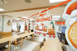 クリスマスデコレーションの食堂