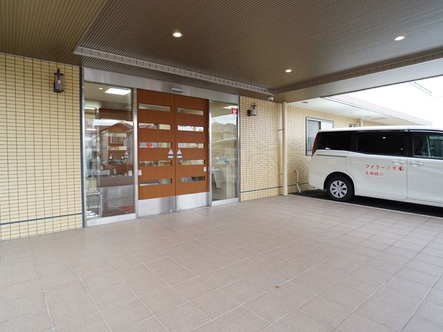 エントランスの自動ドア 玄関 広々としたエントランスがお出迎え。明るく開放感のある通り抜けがしやすい設計です。