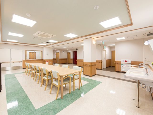 広々とした明るい食堂 共有スペース ゆとりのある食堂のスペースは、日々の交流や食事の時間を快適に過ごせるよう設計されています。清潔感溢れる環境で、利用者の方々の生活を支えていきましょう。