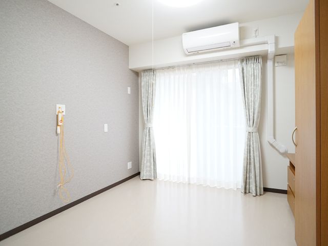 清潔感ある居室空間 居室 明るく清潔感のある居室で、こだわりのある快適な空間が確保され、個人のプライベートも大切にされています。フローリングの床と室内の配色が落ち着いた雰囲気を醸し出しています。