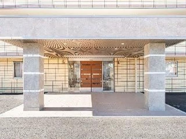 明るいエントランス エントランス   大きな柱に支えられた、落ち着いた雰囲気の出入口です。来訪者を迎えやすい、すっきりしたつくりになっています。
