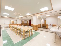 広々とした明るい食堂