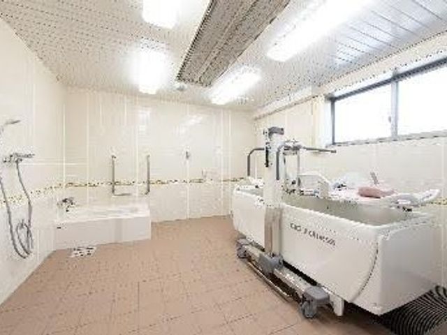 明るい浴室 浴室   大きな浴槽と手すりが備わった、明るく清潔感のある浴室です。安全に配慮したつくりで、利用者の入浴介助がしやすそうです。