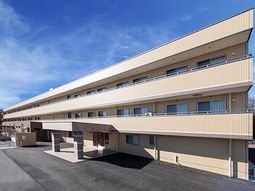 明るい外観の建物