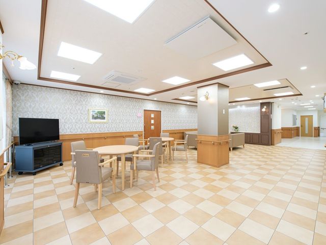 ゆったりとした共有スペース 共有スペース 広々とした明るい食堂では、ゆっくりと食事や会話を楽しむことができ、居心地の良い環境を提供しています。