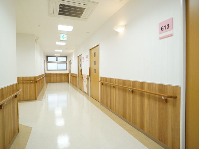 清潔な廊下の一角 廊下 手すりが設置された明るく清潔感のある廊下は、安心して歩行できるよう配慮されています。