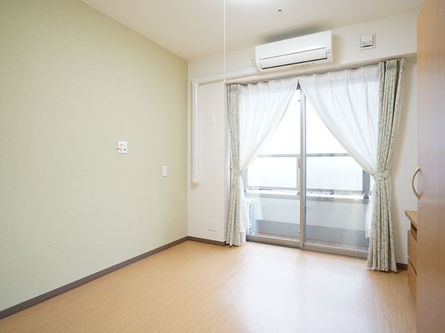 明るい空間の居室 居室 ゆとりのあるきれいな居室です。窓からは光が差し込み、開放感を感じられる空間となっています。