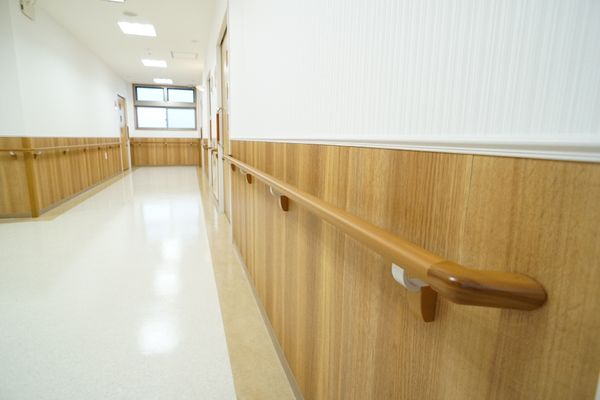 手すり付きの明るい廊下
