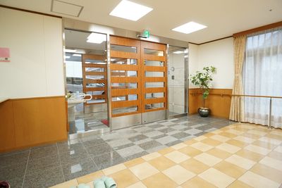 エントランスの木製ドア