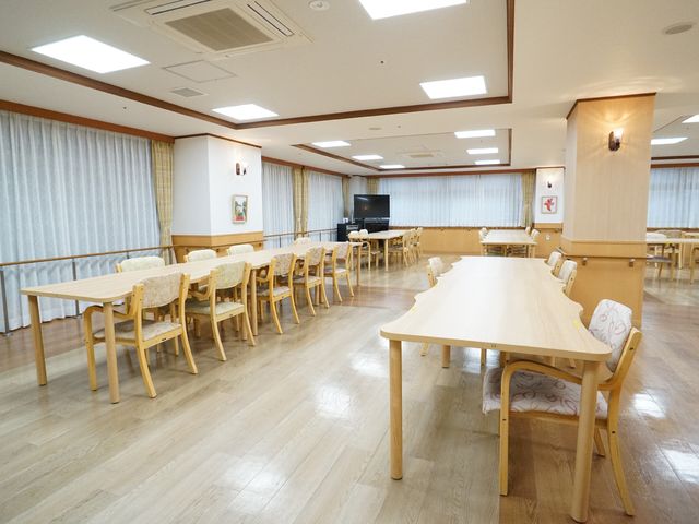 広々としたダイニングルーム 食堂 ゆったりとしたダイニングスペースでは落ち着いた雰囲気の中で、食事や憩いの時間を過ごすことができます。明るく清潔感のある食事空間を提供しており、共に時間を楽しむ場となっています。
