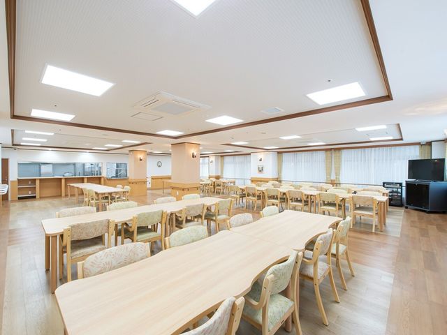 広々とした快適な食堂 食堂 ゆったりとした食事の時間を過ごせる明るく広い食堂です。種々のイベントも開催可能な多機能スペースを提供しています。