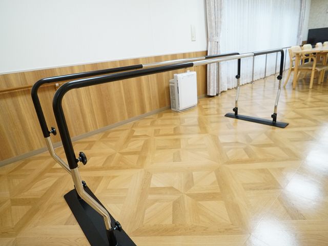 歩行訓練用バーのある部屋 機能訓練コーナー 床が滑りにくく、手すりが整った機能訓練室です。安全に体を動かしてリハビリができる環境が用意されています。
