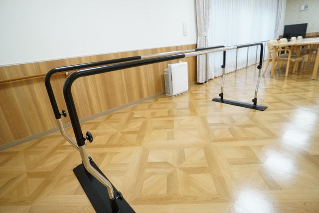 歩行訓練用バーのある部屋