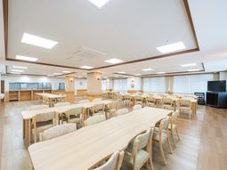 広々した明るいダイニングルーム