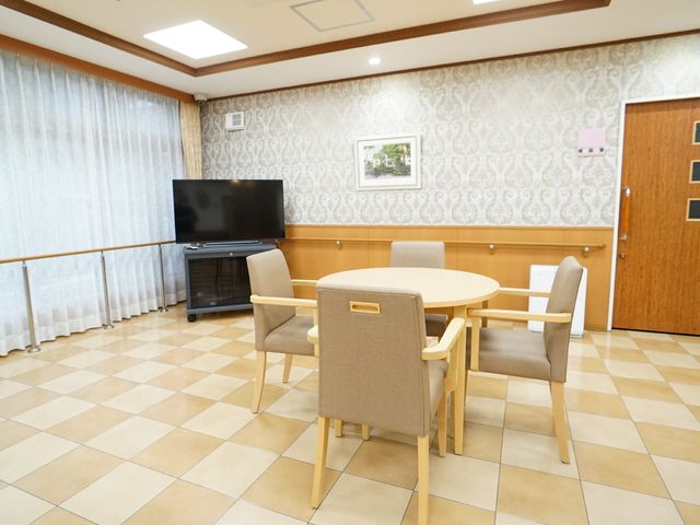 共有リビングの一角 共有スペース ゆとりある配置のリビングスペースです。リラックスしてテレビを視聴したり、交流を深めたりするのに最適な場所です。