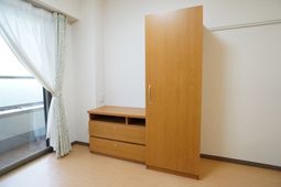 明るい居室の家具