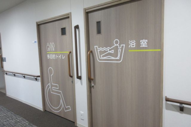 優しい色合いの廊下