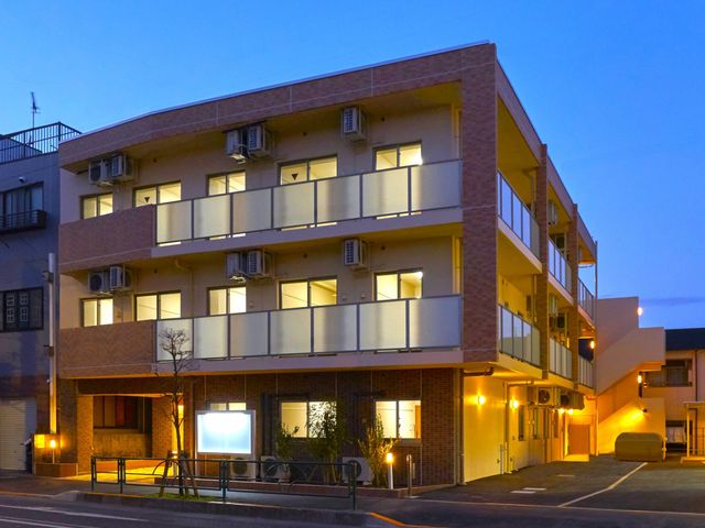 イルミネーション輝く建物の外観 外観 夜間にライトアップされた建物は、訪れる方に温かみを感じさせます。