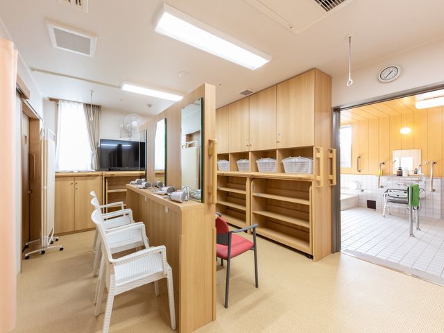 広々とした洗面台 洗面台   シンプルで実用的な洗面台が備わっています。隣接するスペースがゆったりとしており、日々のケアが効率よく行えます。