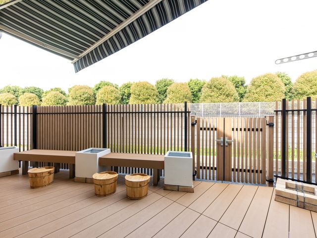 開放的なテラス テラス   広々とした空間に座席を配置。自然を感じながらリラックスできる場所です。