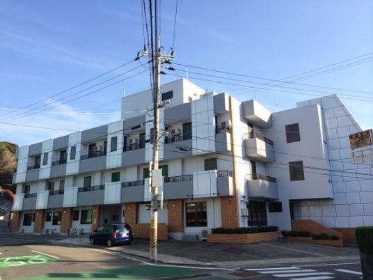 白と茶の建物の外観
