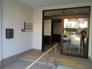 明るいエントランスの風景