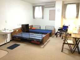 ベッドと車椅子の部屋