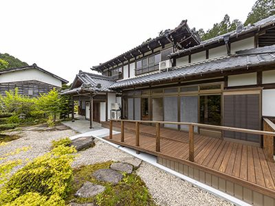 景観豊かな庭付き外観