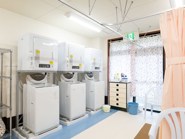 洗濯機と和室の一角