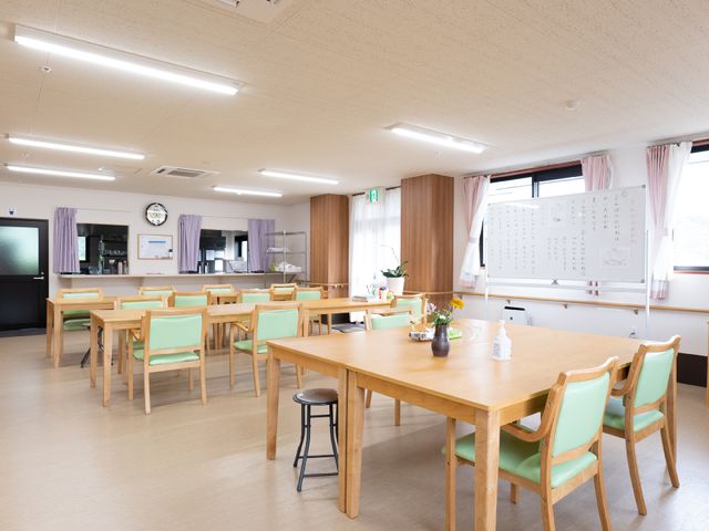 広々とした明るい食堂 共有スペース 木製のテーブルと椅子が並ぶ、日当たりの良い快適な食堂です。こちらで、ゆったりとした食事の時間を過ごせます。