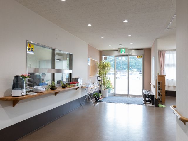 エントランスの広い空間 受付 広々としたエントランスは明るく開放的な雰囲気を備えており、気持ちよく出勤できる環境です。安全のためのAEDも設置されています。
