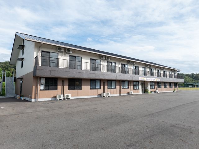 広々とした施設の外観 外観 2階建ての広々とした建物が印象的な施設で、明るい雰囲気の中での就業が期待できます。