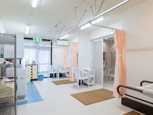 明るく整った機能訓練室 脱衣所 広々とした空間でリハビリテーションに励むことができ、各種トレーニング器具も充実しています。快適な環境でのサポートを目指しております。