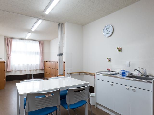 清潔な居室のキッチン 共有スペース 家庭的な雰囲気のある居室で、日々の暮らしを安心して過ごせる環境が整っています。明るく清潔なキッチンスペースが備わっており、自由に使えます。