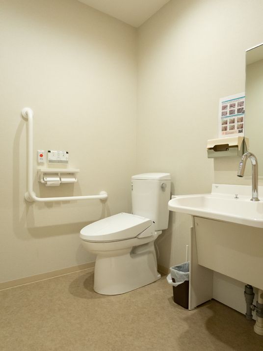 バリアフリー設計のトイレ空間