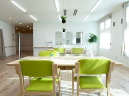 明るい食堂のテーブルと椅子