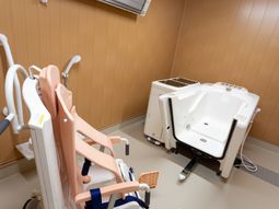 介護用バスチェアと浴槽