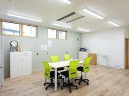 明るく清潔な多目的室