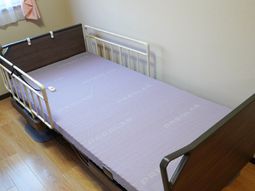 安全柵付きの清潔なベッド