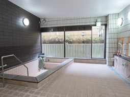 手すり付き浴室の内観