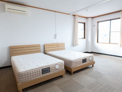 清潔な居室のベッド