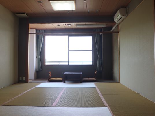 落ち着いた色合いの和室