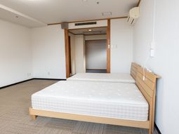 明るい洋室の居室