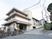 ゆったりとした外観の建物