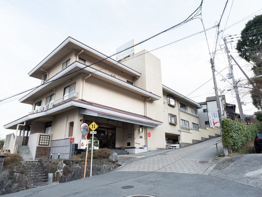 ゆったりとした外観の建物