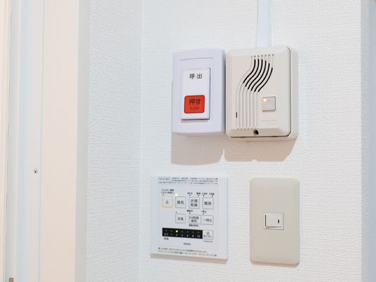 壁に取り付けられた緊急コール