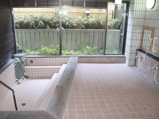 明るい清潔な浴室